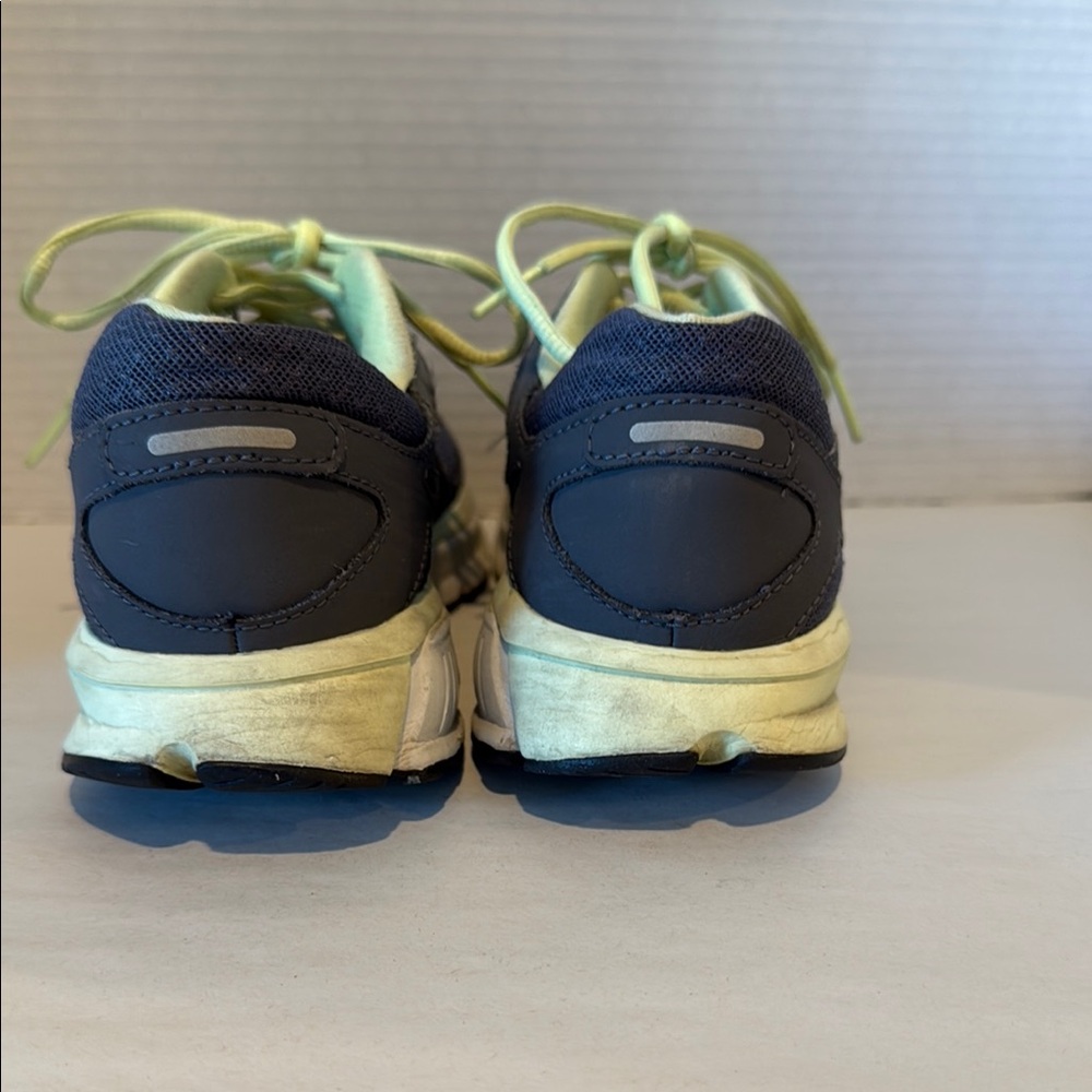 Nike Flywire Athletic Shoes - Dark Gray and neon green shoestrings. Size 7 - Picture 4 of 7